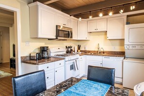 Apartment (Sunny Two Bed in Richmond) | Private kitchen