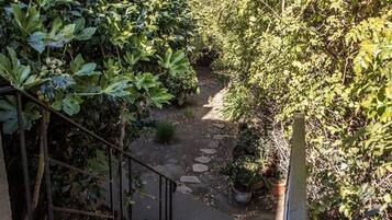 Apartment (Sunny Two Bed in Richmond) | Property grounds