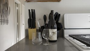 Private kitchen - Cozy, Modern 3-bedroom in Oakland (Oakland)