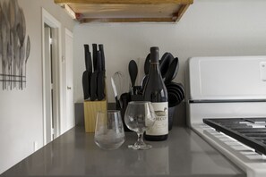 Kjøleskap, mikrobølgeovn, kaffetrakter/tekoker og kjøkkenutstyr