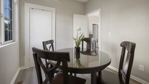 Private kitchen - Cozy, Modern 3-bedroom in Oakland (Oakland)
