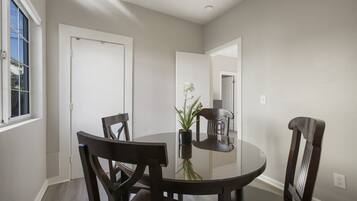 Lemari es, microwave, dan mesin pembuat kopi/teh