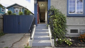 Exterior - Cozy, Modern 3-bedroom in Oakland (Oakland)