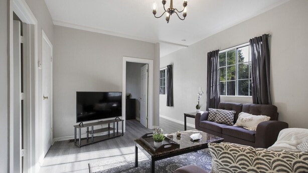 Living room - Cozy, Modern 3-bedroom in Oakland (Oakland)