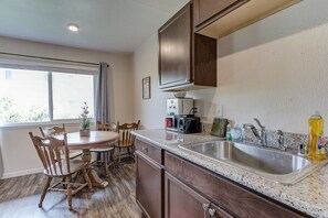 Apartment (Comfy 2-Bedroom, 5min to Concord BART) | Private kitchen - Comfy 2-bedroom, 5min to Concord Bart (Concord)