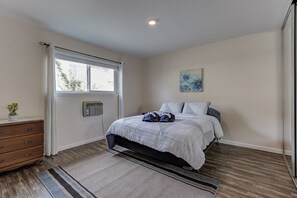 Appartamento (Comfy 2-Bedroom, 5min to Concord BART) | 2 camere, una scrivania, Wi-Fi gratuito