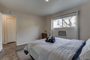 Leilighet (Comfy 2-Bedroom, 5min to Concord BART) | 2 soverom, skrivebord og wi-fi (inkludert)