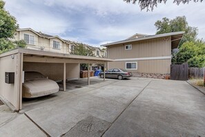 Appartamento (Comfy 2-Bedroom, 5min to Concord BART) | Parcheggio | Parcheggio non assistito gratuito