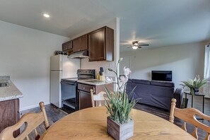 Private kitchen - Comfy 2-bedroom, 5min to Concord Bart (Concord)