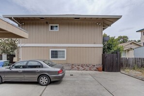 Apartamento (Comfy 2-Bedroom, 5min to Concord BART) | Estacionamento | Estacionamento grátis sem manobrista