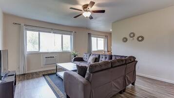 Apartment (Comfy 2-Bedroom, 5min to Concord BART) | Living room | TV