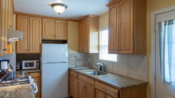 Lemari es, microwave, dan mesin pembuat kopi/teh