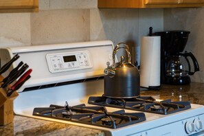 Fridge, microwave, coffee/tea maker, cookware/dishes/utensils - Cozy 1 Bedroom Close to Downtown Livermore (Livermore)