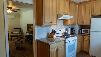 Lemari es, microwave, dan mesin pembuat kopi/teh