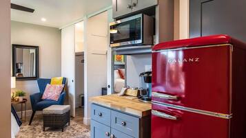 Apartemen | Dapur pribadi | Lemari es, microwave, dan mesin pembuat kopi/teh