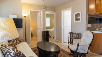 Apartemen | Ruang keluarga | TV