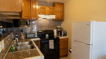 Apartemen | Dapur pribadi | Lemari es, microwave, dan mesin pembuat kopi/teh