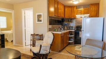 Apartemen | Dapur pribadi | Lemari es, microwave, dan mesin pembuat kopi/teh