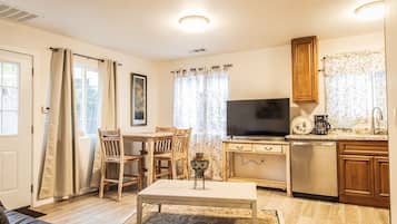 Rumah (Cozy Three Bedroom in Concord) | Dapur pribadi | Lemari es, microwave, mesin pencuci piring, dan mesin pembuat kopi/teh