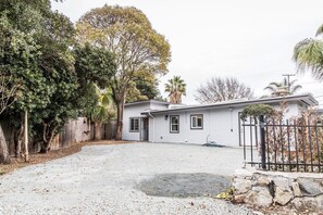 House (Cozy Three Bedroom in Concord) | Exterior - Cozy Three Bedroom in Concord (Concord)