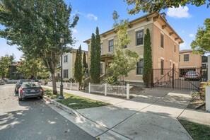 Exterior - Charming Studio in Hercules (Hercules)