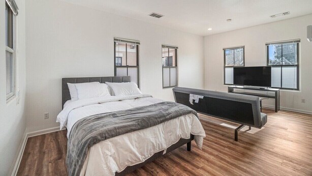 1 bedroom, desk, WiFi (free)