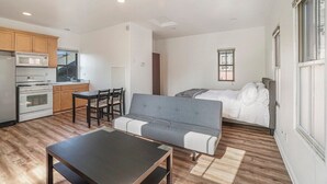 1 bedroom, desk, WiFi (free)