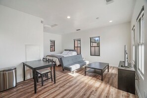1 bedroom, desk, free WiFi - Charming Studio in Hercules (Hercules)