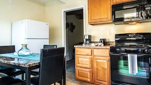Rumah (Snug Richmond Two Bed) | Dapur pribadi | Mesin pembuat kopi/teh, lemari es, dan microwave