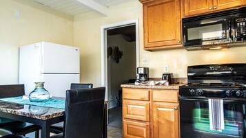 House (Snug Richmond Two Bed) | Private kitchen | Fridge, microwave, coffee/tea maker, cookware/dishes/utensils