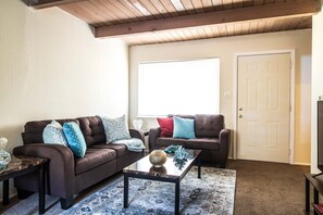 Casa (Snug Richmond Two Bed) | Sala de estar | Televisión 