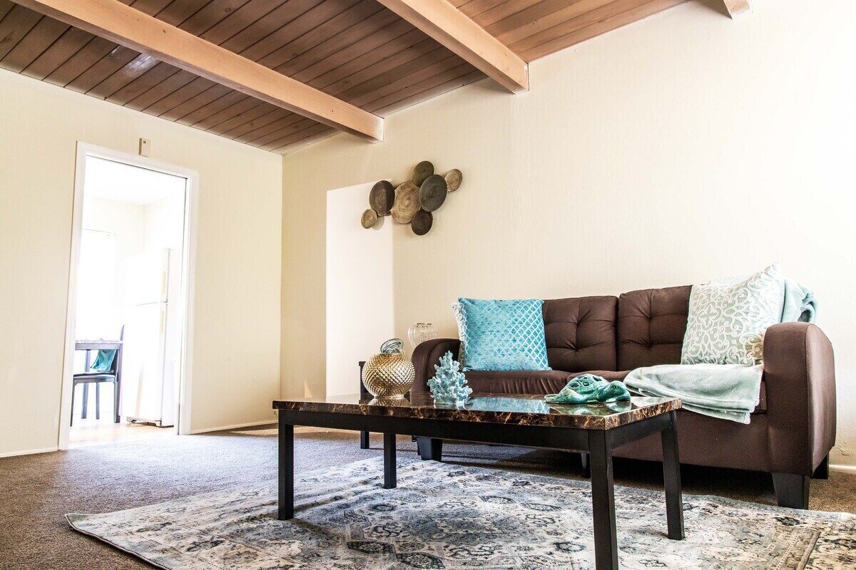 Rumah (Snug Richmond Two Bed) | Ruang keluarga | TV