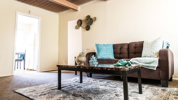 Rumah (Snug Richmond Two Bed) | Ruang keluarga | TV