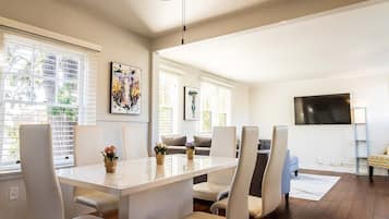 Apartment (Stunning Alameda One Bedroom) | Private kitchen | Fridge, microwave, coffee/tea maker, cookware/dishes/utensils