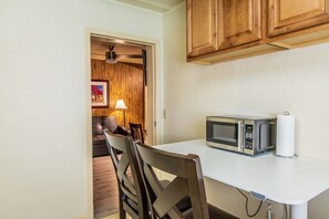 Appartement (Convenient 1 Bd In San Bruno 4 Minute) | Cuisine privée | Réfrigérateur, four à micro-ondes, cafetiÚre-théiÚre