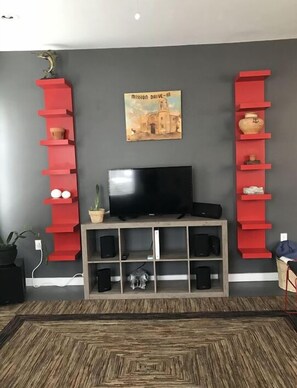 2 bedrooms, desk, WiFi