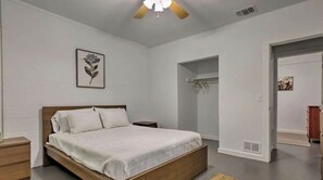 2 bedrooms, desk, WiFi