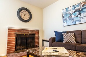 TV, fireplace - Sunny Palo Alto Two Bed (Palo Alto)