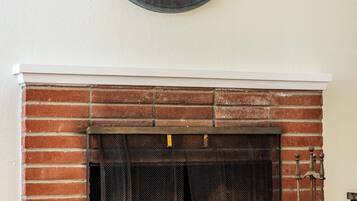 2 bedrooms, desk, free wired Internet