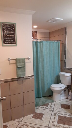 Bathroom - Updated 1-bedroom in Baton Rouge, w/ Washer/dryer (Baton Rouge)
