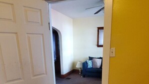Unclassified image, 3 of 13, button - Cozy 2-bedroom in Cleveland (Cleveland)