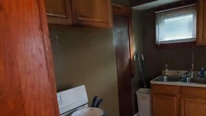 Unclassified image, 2 of 13, button - Cozy 2-bedroom in Cleveland (Cleveland)