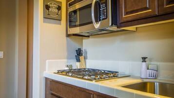 Rumah (Cozy, Updated In-Law) | Dapur pribadi | Lemari es, microwave, dan mesin pembuat kopi/teh