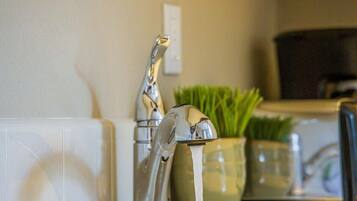 Rumah (Cozy, Updated In-Law) | Dapur pribadi | Lemari es, microwave, dan mesin pembuat kopi/teh