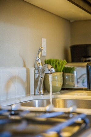 Casa (Cozy, Updated In-Law) | Cozinha privada | Geladeira, micro-ondas, cafeteira/chaleira