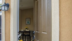 منزل (Cozy, Updated In-Law) | 1 غرفة نوم ومكتب وواي فاي مجانًا