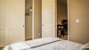 منزل (Cozy, Updated In-Law) | 1 غرفة نوم ومكتب وواي فاي مجانًا