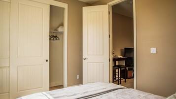 Rumah (Cozy, Updated In-Law) | 1 kamar tidur, meja kerja, dan Wi-Fi gratis