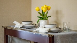 منزل (Cozy, Updated In-Law) | مطبخ خاص | ماكينة لصنع القهوة/الشاي، ثلاجة، ميكروويف، مستلزمات طهي/أطباق/أوعية