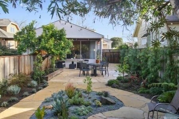 Property grounds - Quiet, Well-lit 1br/1ba Duplex Unit With Garden (San Mateo)